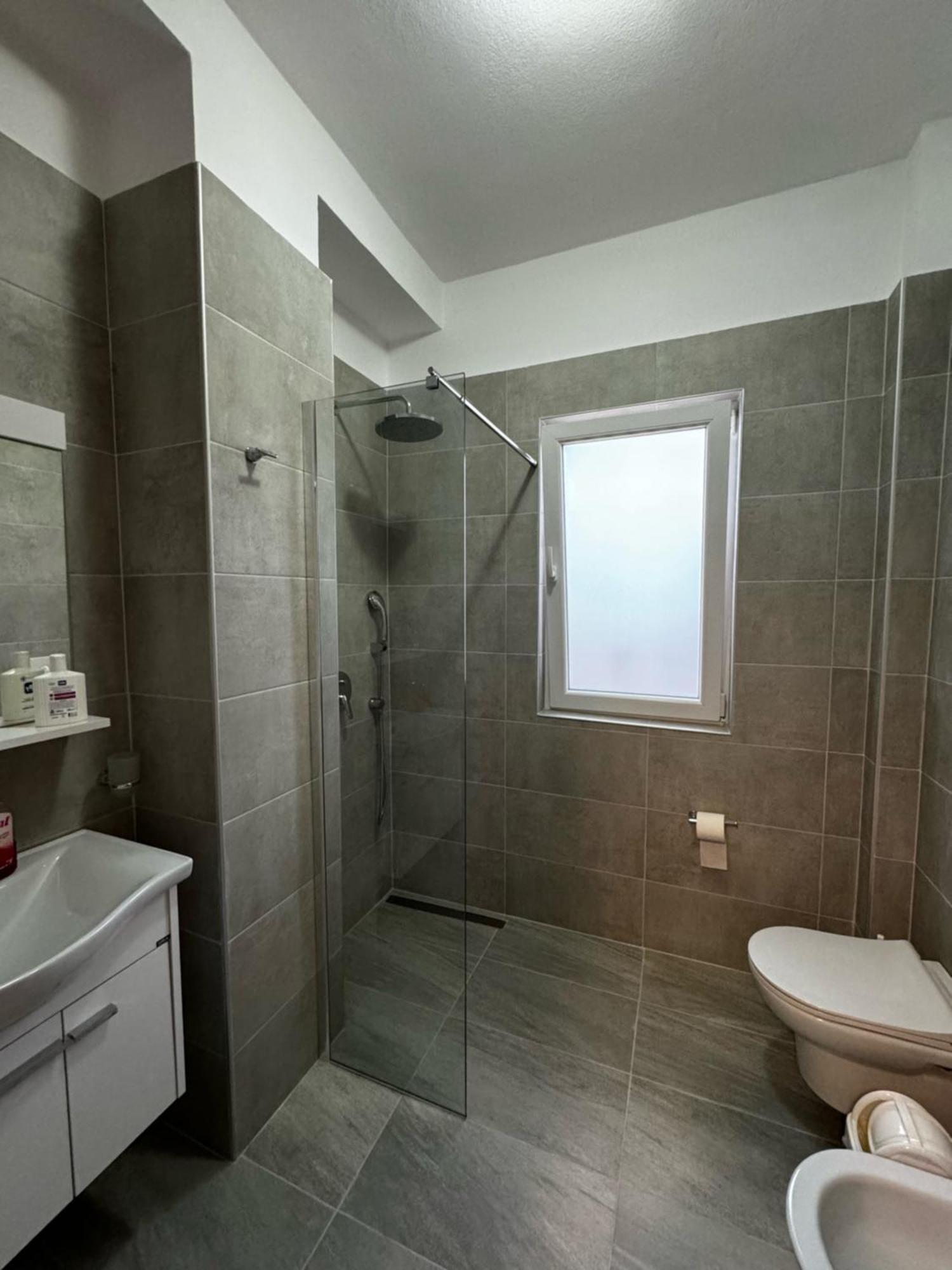 Era'S Apartment Тирана Екстериор снимка